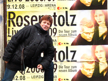 KM vor Rosenstolzplakaten