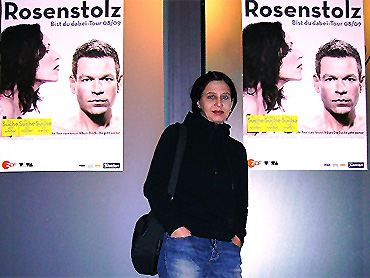 Sandy vor Rosenstolzplakaten